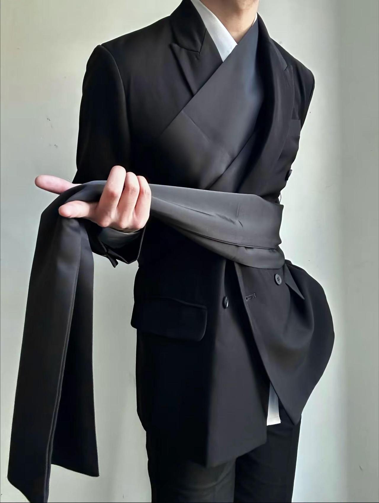 和你在一起，你肯定不会出轨，因为要有两个人爱你才行飘带西服时装