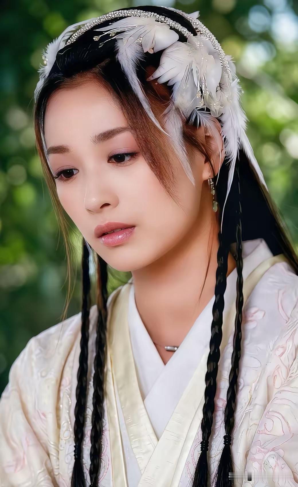 张庭真的是刻在好多人童年里的台湾酒窝美人啊，早年的古装扮相甜到能化开。70年出生的她，早年靠一对标志