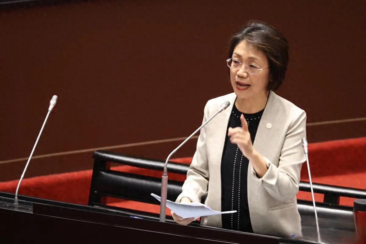 国民党“立委”翁晓玲上任以来多次高喊“我是中国人”、质询“行政院长”卓荣泰时称“