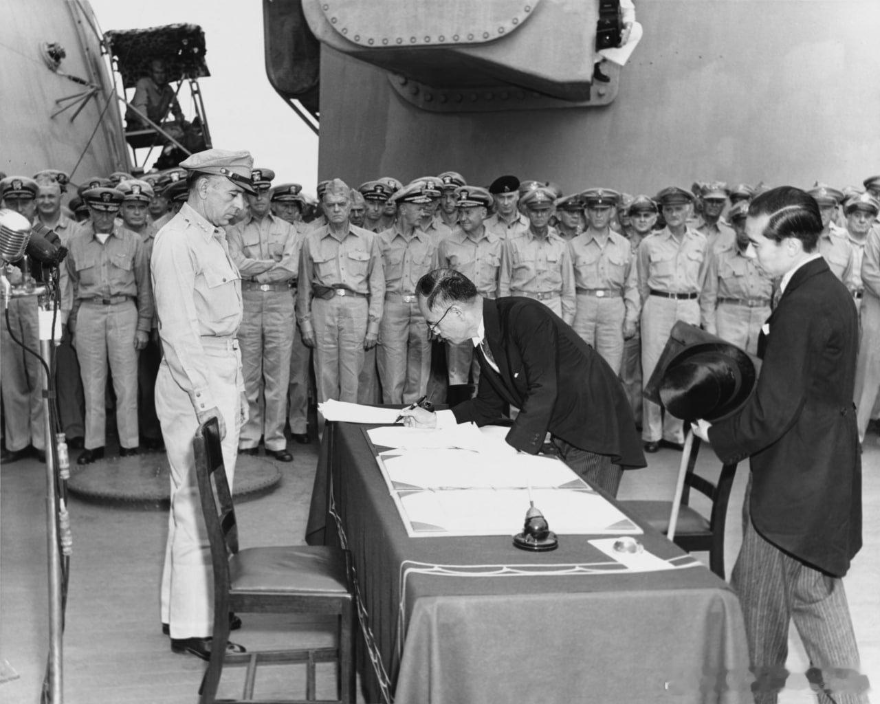 历史上的今天：1945年9月2日，日本外相重光葵和陆军参谋长梅津美治郎在东京湾的