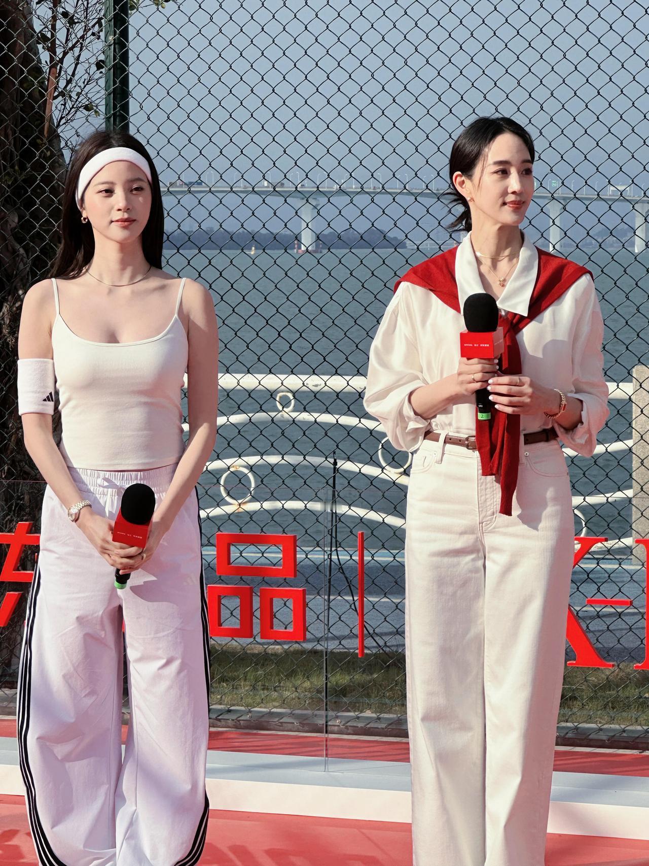 让人惊讶的是，张钧甯的脸，还有欧阳娜娜的身材。一个年龄大了一圈，却看着像姐妹，一