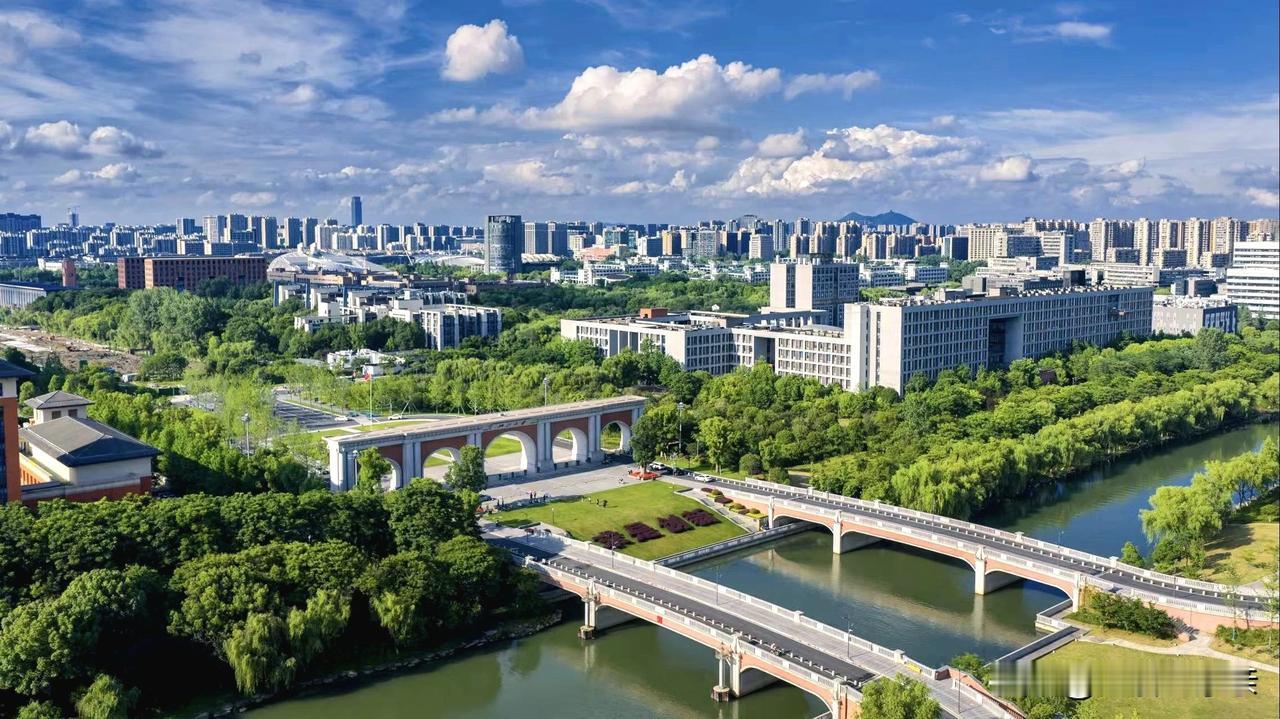 留学生的天塌了，浙江大学的综合实力啊，实际上比哈佛大学好，近期有一个榜单就是这么