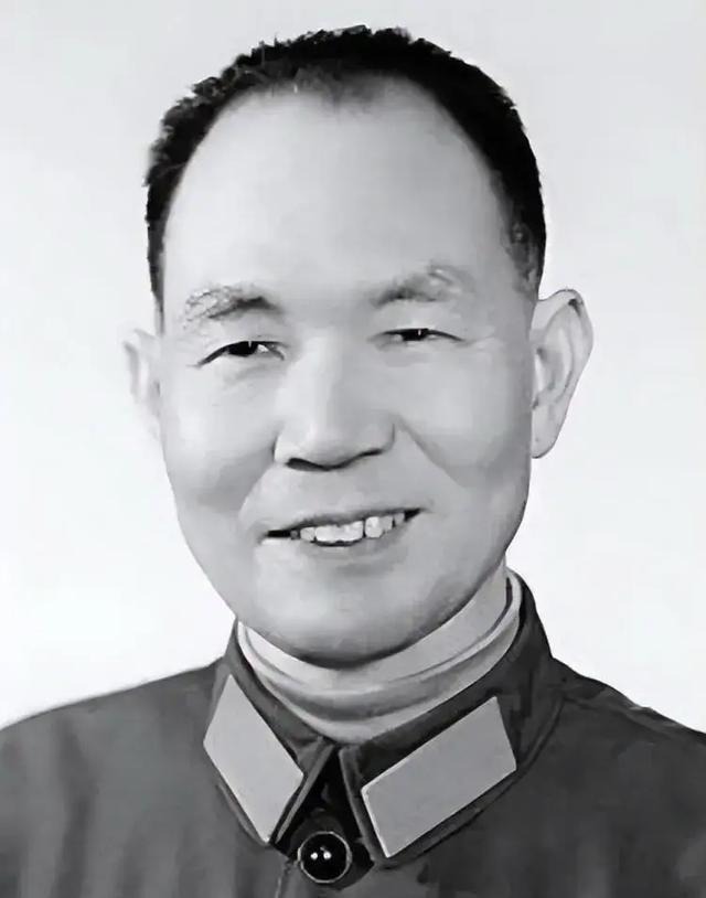 1950年，毛主席听说，有个干部在香山私自修了一栋小洋楼，气得不行：“拉出去毙了