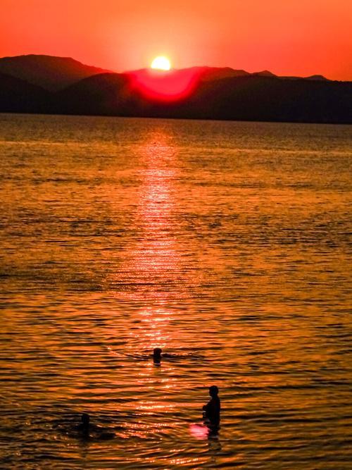 上联：秋水一泓堪醉月，下联：春山千叠欲留霞，下联：松涛万壑伴云眠。
