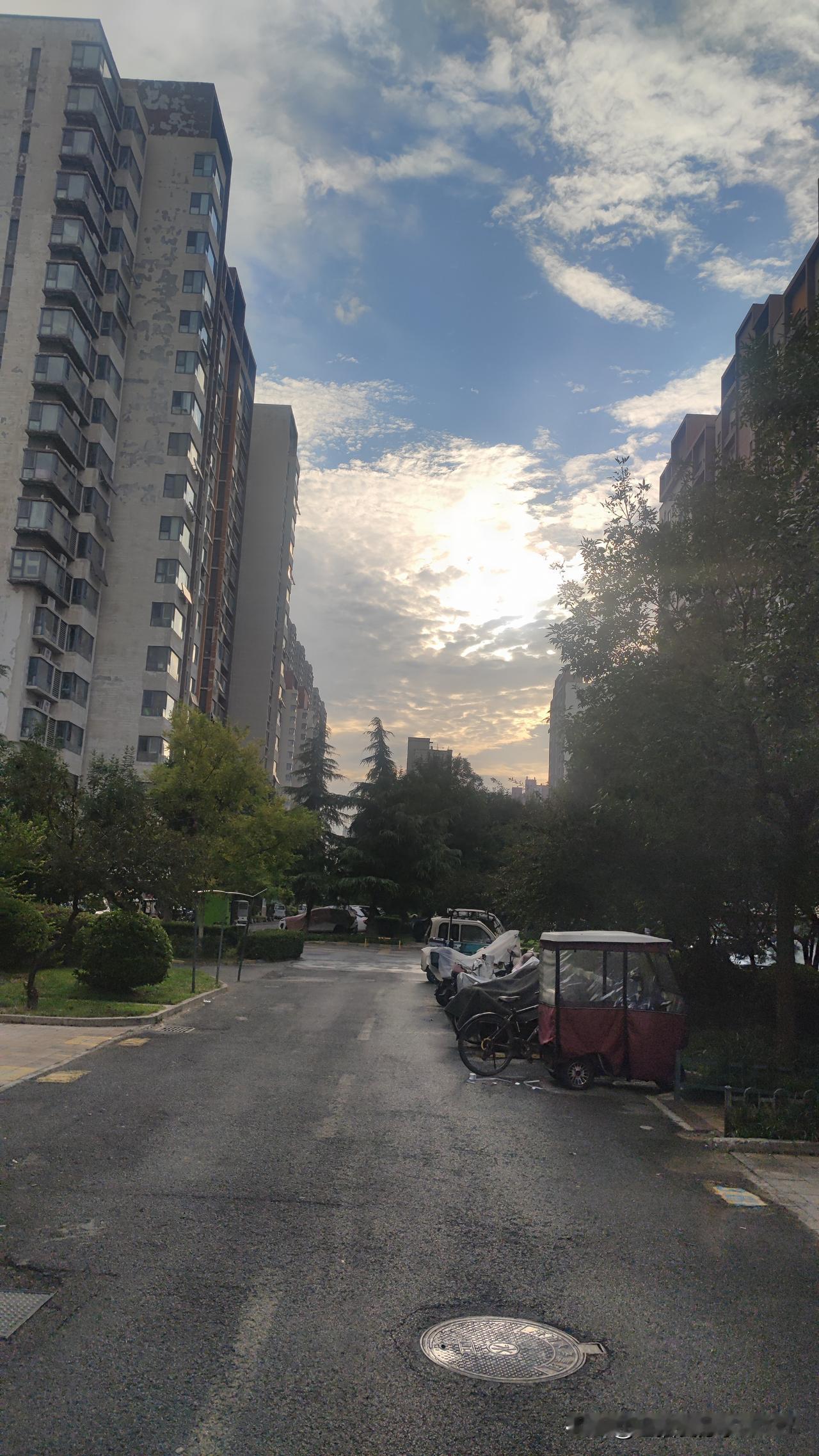 今天早晨7点，半阴半晴的天空。这段时间听说吊单杠对身体有好处，于是我天天早晨起
