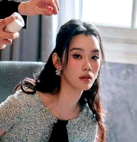 同样是嫁入豪门，章泽天和奚梦瑶这11年，走出来的路真不太一样。6月1日，奚梦瑶