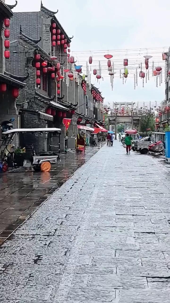 洛阳东关大街。朋友们，在雨中游玩洛阳东关大街，感受青石板路面上的润滑与古朴，真