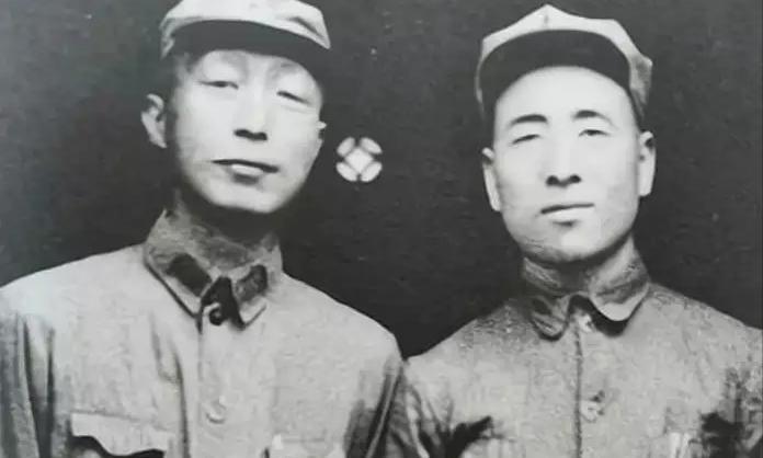 漳州战役后，红军缴获两架飞机。总指挥林和政治委员聂荣臻兴致勃勃，各乘一架飞往敌占