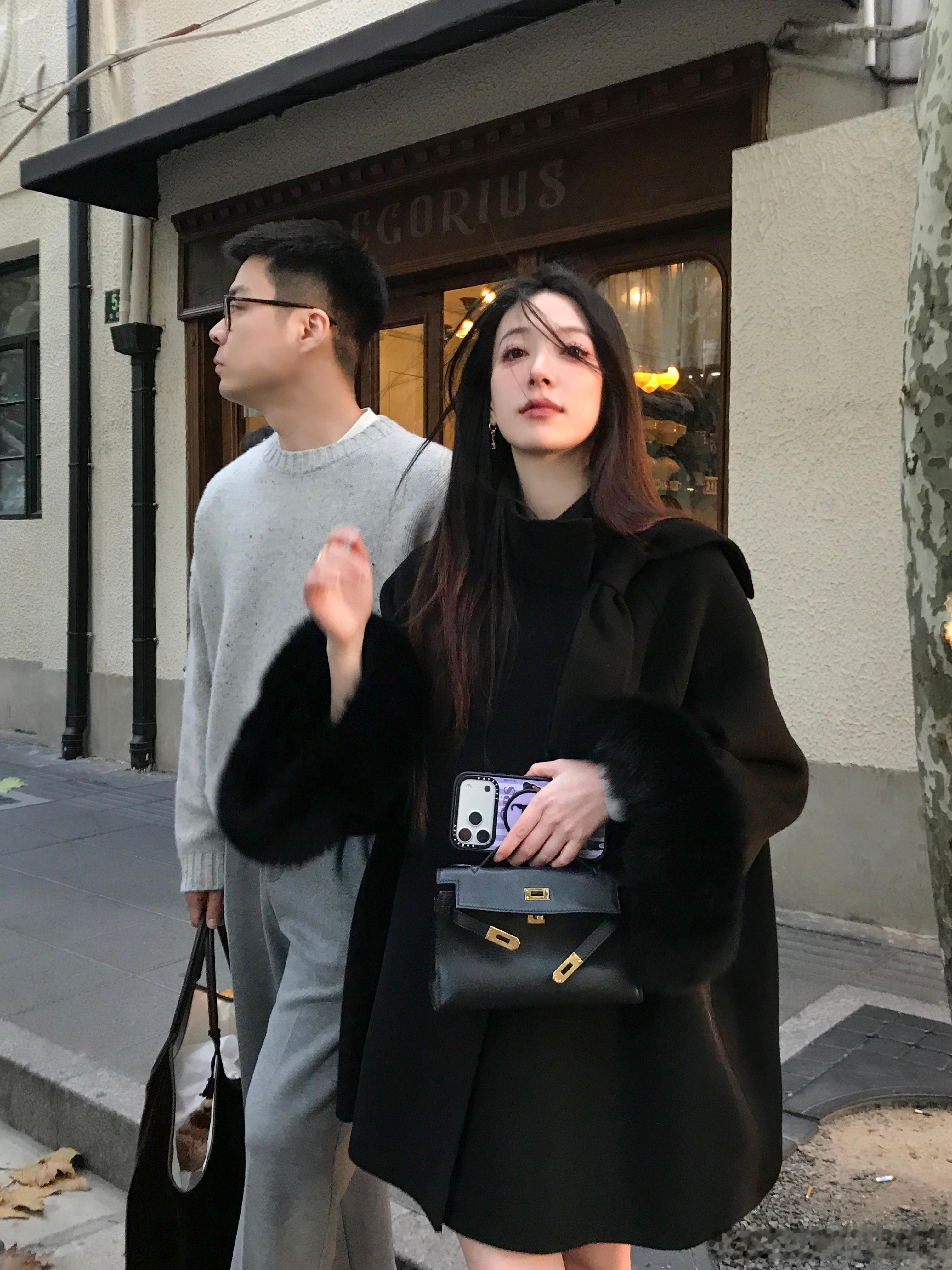 该怎么介绍这件呢就是参加活动我老公晕倒那天的黑色大衣本期的重磅！100%澳毛+狐