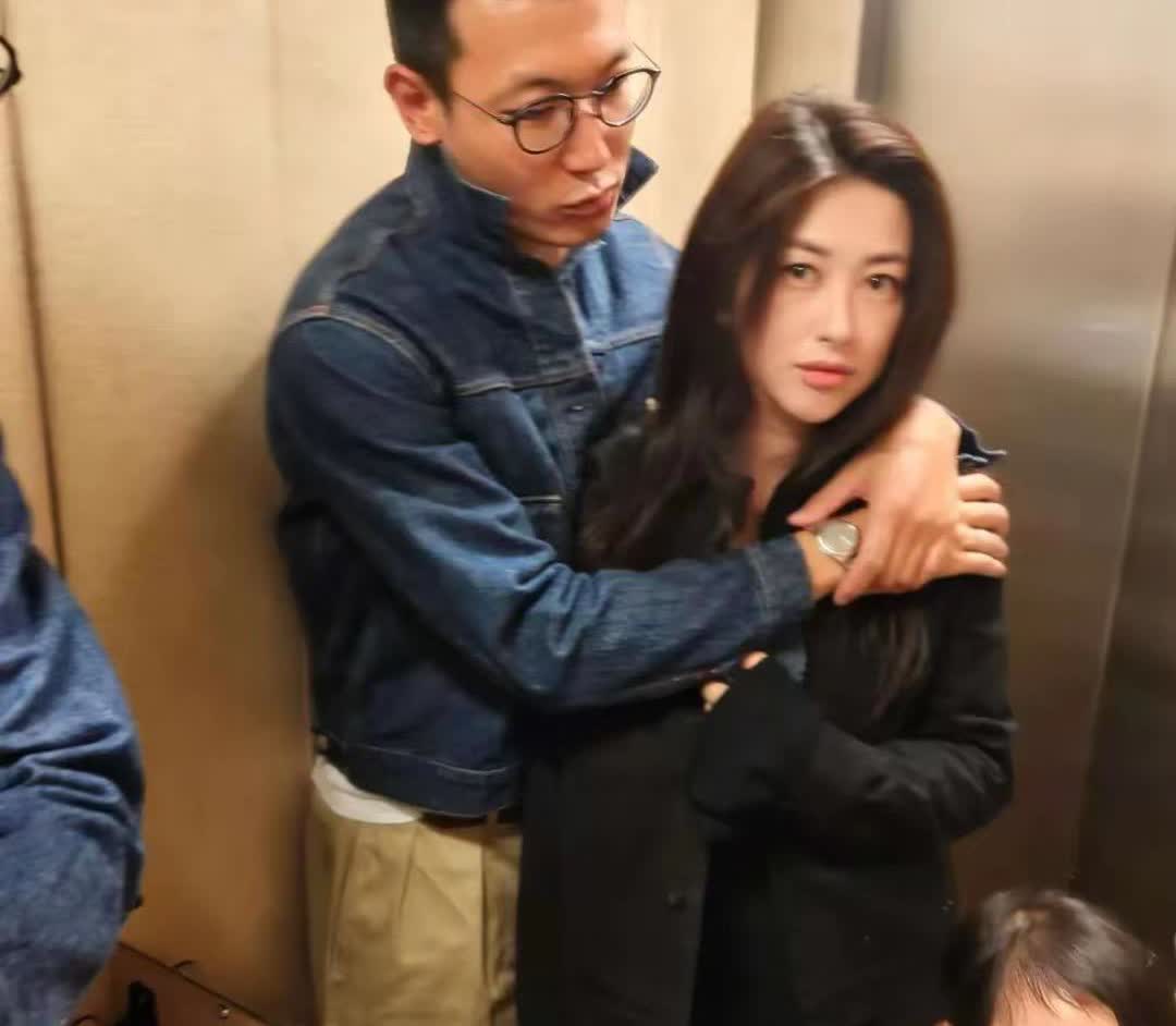 朱珠深夜分享最后一波度假美照，画面中她被老公温柔搂着脖子，笑容甜美，幸福满溢。一