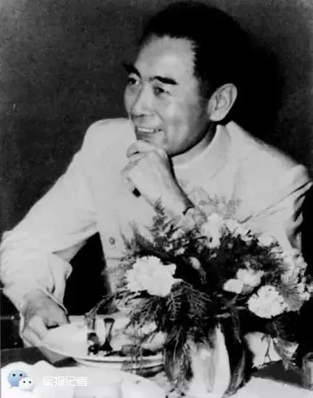 1976年1月11日，当周总理的遗体运到八宝山时，所有的火化工人都拒绝给