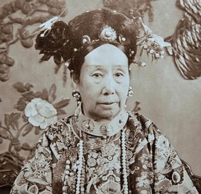 1863年，在清廷的刑场上，慈禧太后下令对石达开年仅五岁的儿子实施凌迟酷刑，规定