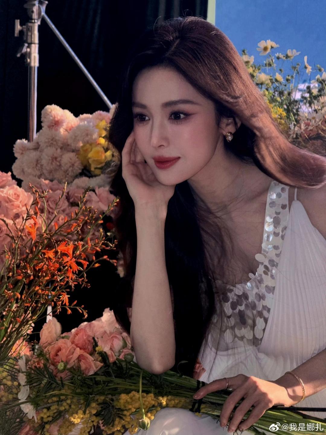 当繁花簇拥遇上白裙流光，古力娜扎这组造型把“清冷柔媚”的氛围感拉满了。一袭白