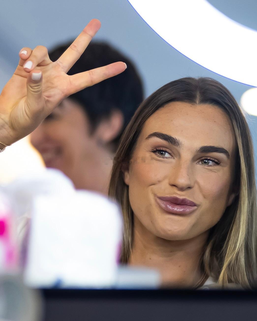 利雅得WTA年终总决赛萨巴伦卡和莱巴金娜这妆画得，看着好像“假人”蜡像似的​