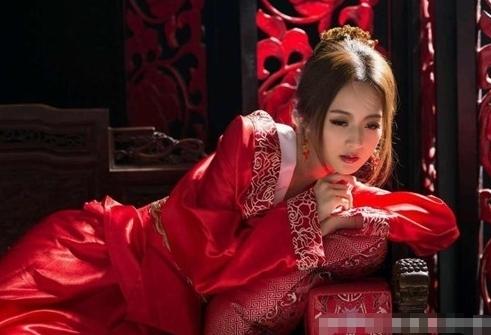 皇上给两个儿子各送去10名宫女，一个月后全部召回来，当场查验，就看这20名宫女是