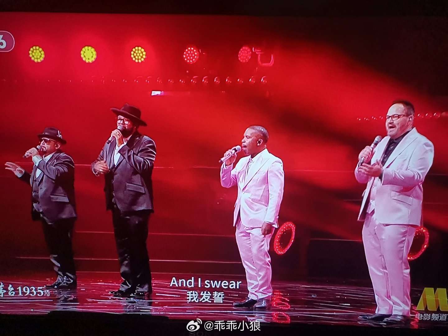 #湾区升明月##电视存在的意义#经历了登机风波后，郑智化还是被请到了央视六套的湾区升明月中秋歌会。看