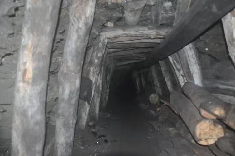 1949年，可恶的国民党在渣滓洞i展开惨无人道的大屠杀，轮到彭灿碧牢房时，突然，