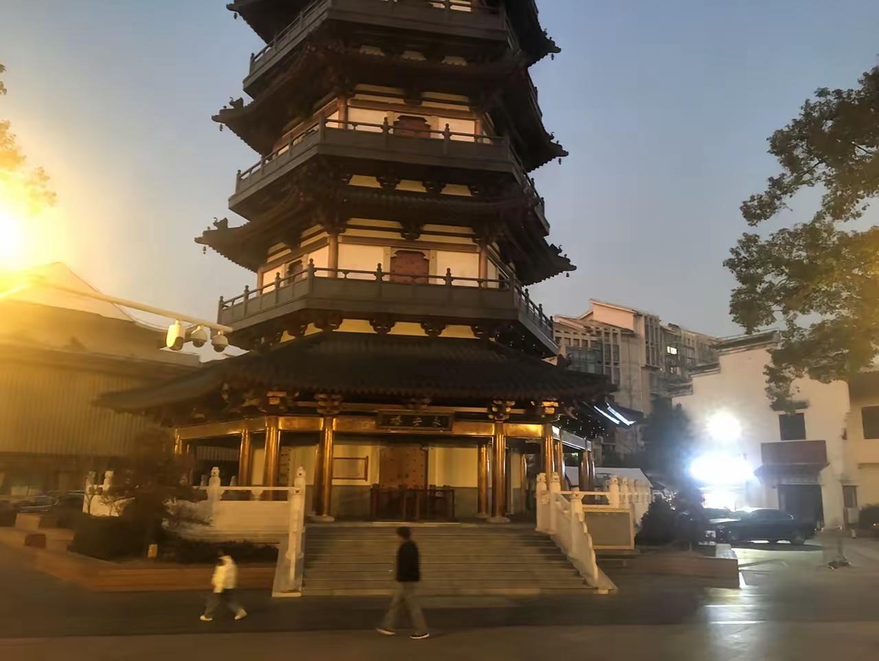 素有汽车第一镇美名的安亭，留存着江南水乡风光。永安塔身姿挺拔，古寺相依，严泗三桥