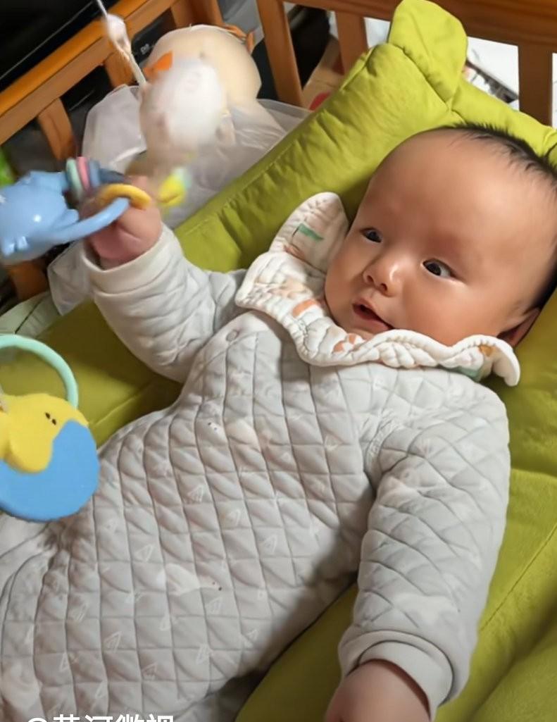 妈妈晒娃被网友察觉出端倪，家长赶紧去医院给孩子检查，妈妈感谢网友，孩子确诊脑积