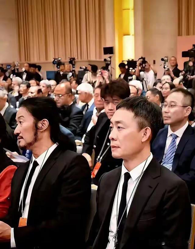 吴京这是角色需要吗？有导演留大胡子，误导是艺术家形象。如今吴京也蓄起了