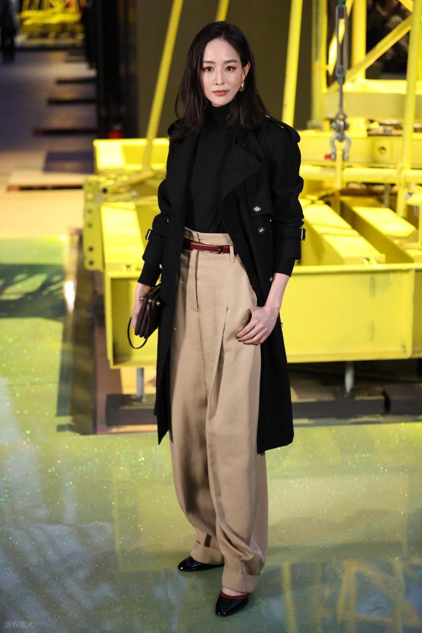 最近张钧甯现身巴黎，她这次搭配的很有格调，看起来超有型，气质也相当的出众。张