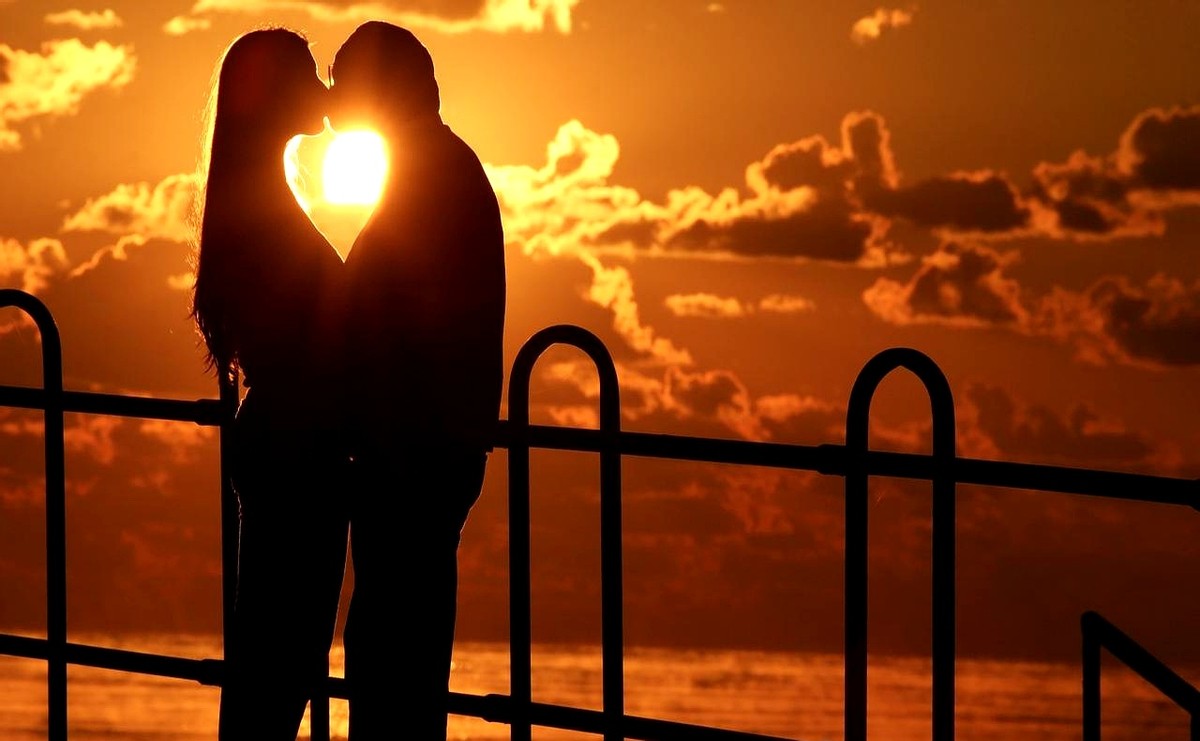 两性关系中“慕强”与“好色”是常见的人性倾向。我看着他拼命对她好，可...