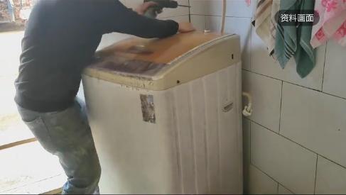 “不幸中的万幸！”近日，福建南安，一老人在家打扫卫生时，将用不到的破旧洗衣机，以