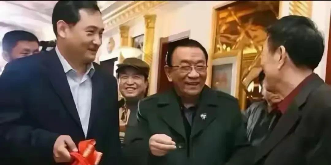 #相声界恩怨情仇#侯耀华弟子谢雷：谢雷讲义气，但没落着好。谢雷，是侯耀华的徒
