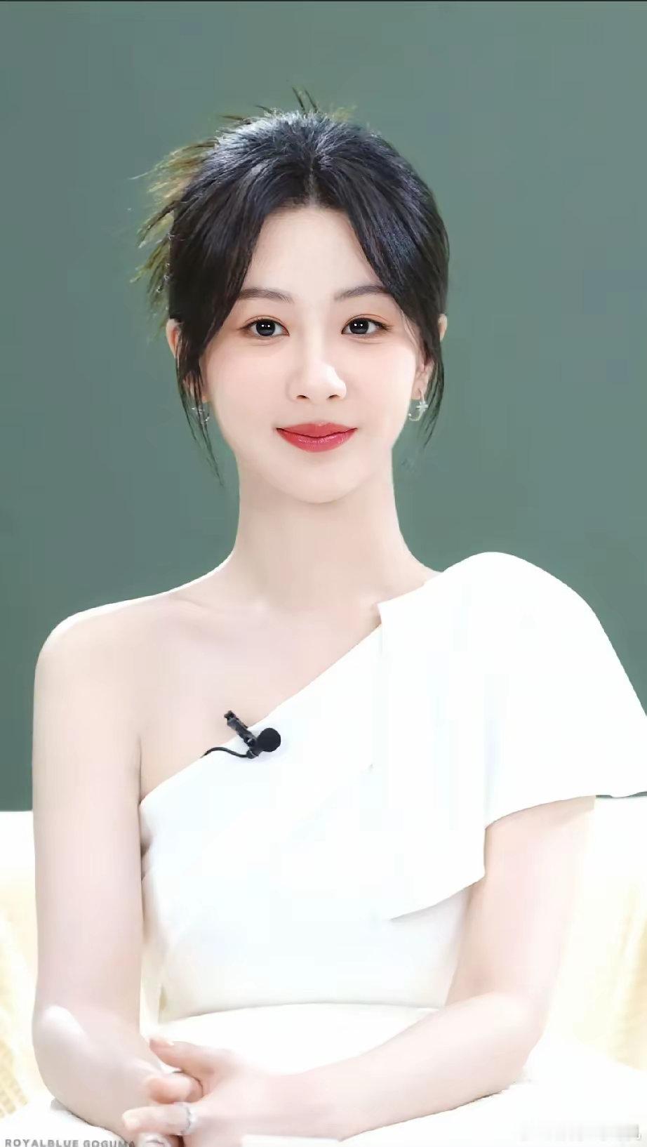 杨紫的走红并非偶然，国民度积累，演技沉淀，人设经营，敬业态度与市场机遇共同作用的