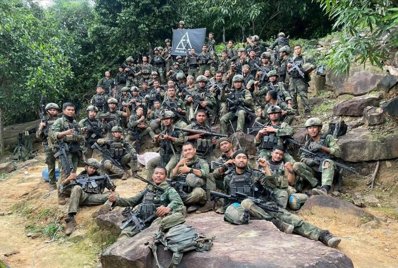 拿下普马奎亚高地完成任务后撤下山合影的泰国陆军特战部队游骑兵，可以看到大多数人都