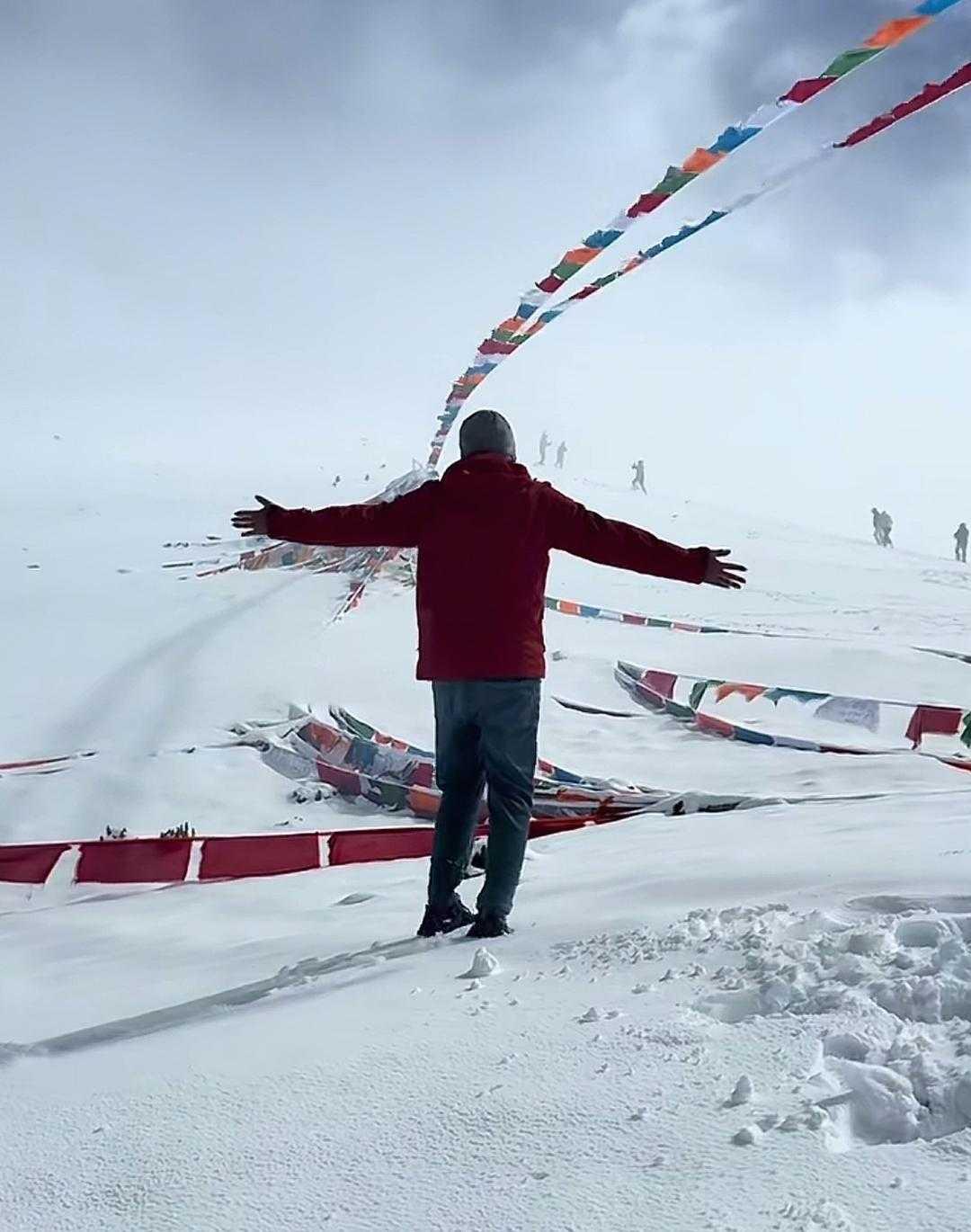 国庆第一天，青海日月山和西藏纳木错“冰雪突袭”抢镜社交圈。凌晨起，日月山半夜飘起