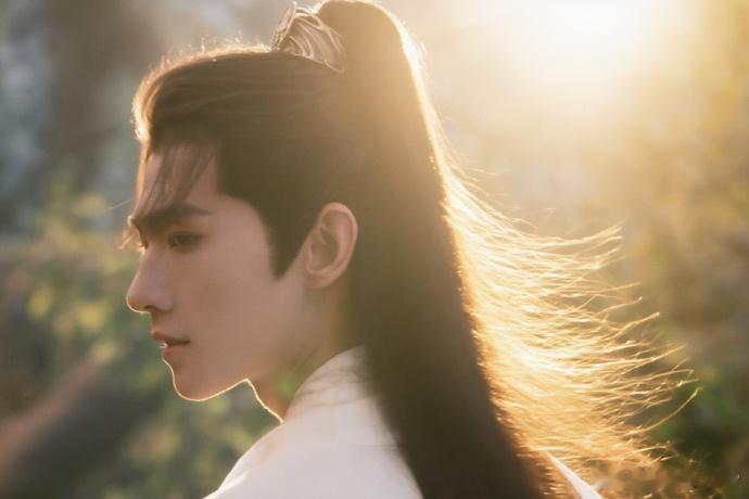 剧里韩立抗打剧外杨洋能打韩立凭实力在修仙界一步步站稳脚跟，杨洋在剧外的号召力也