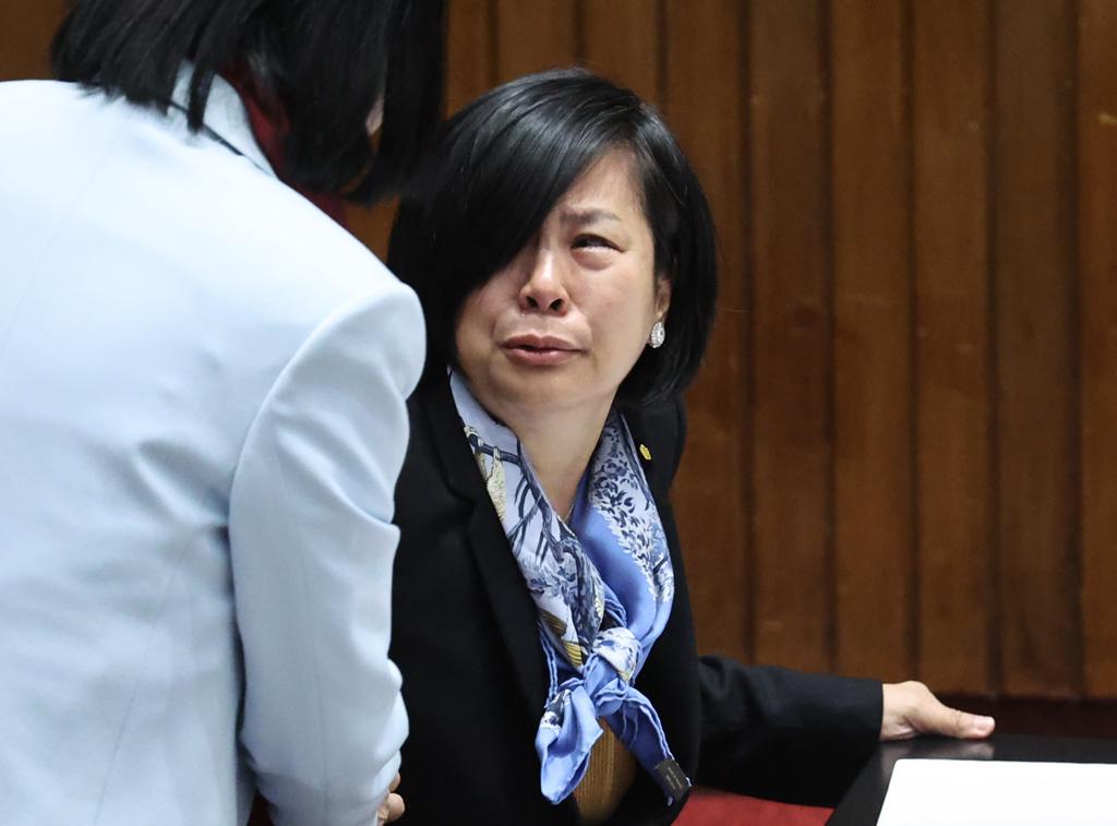 陆配立委李贞秀首度登台质询落泪韩国瑜暖心打气：风风雨雨不容易妈祖保佑妳