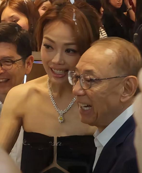 香港歌手容祖儿想结婚恐怕真的很难了，她的老板杨受成无论出席什么活动都喜欢带上她，