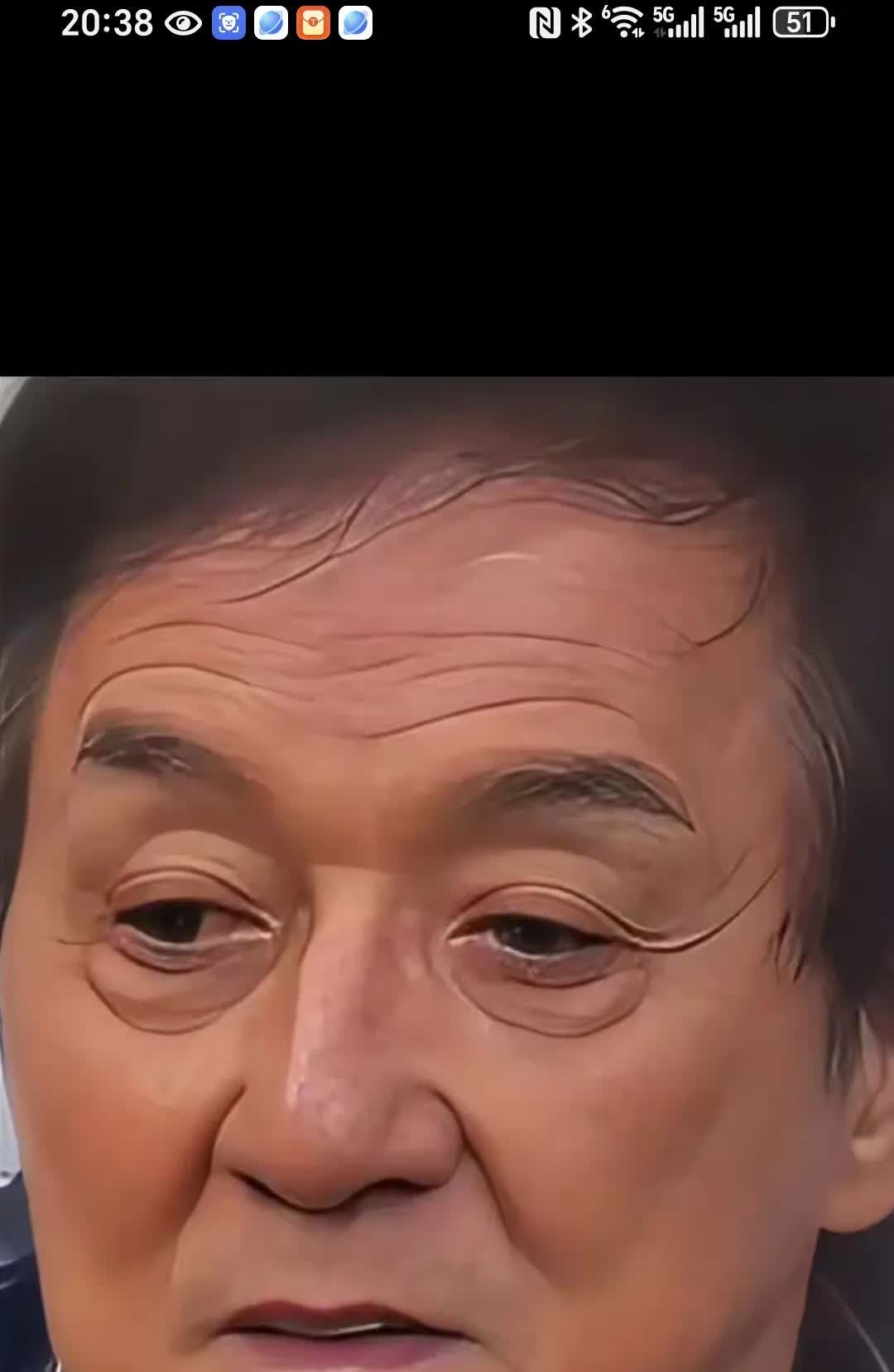 成龙大哥已经71岁了，头发花白，满脸皱纹，状态大不如前。近日接受采访时，他表