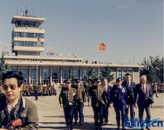 1987年，雷鸟飞行表演队首次来华表演，凭借F-16A/B先进的操控性，进行高难