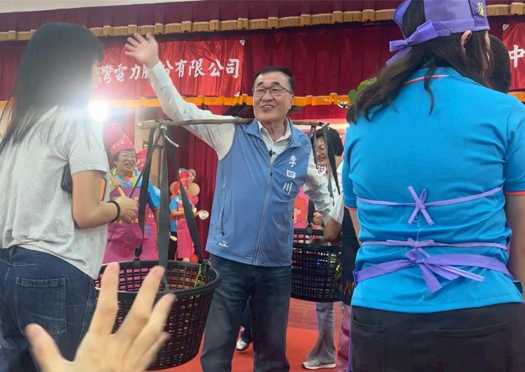 一天走访5区李四川“挑担”盼替市民扛重任国民党新北市长参选人李四川勤走基层，