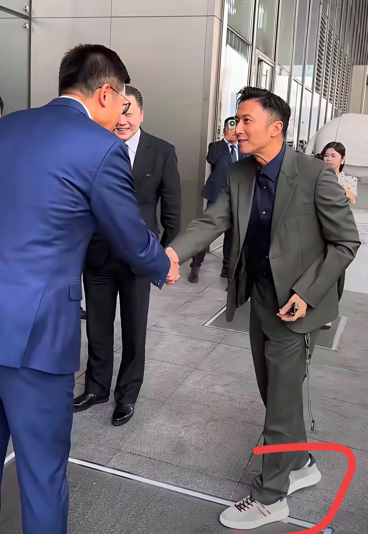 谢霆锋非常接地气的明星，穿西服的时候穿运动鞋