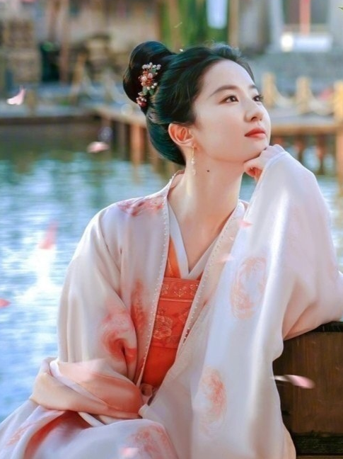 最近刘亦菲被曝戴15万的全头假发一针接发1万2千块、全年维护费上百万¥的消息，