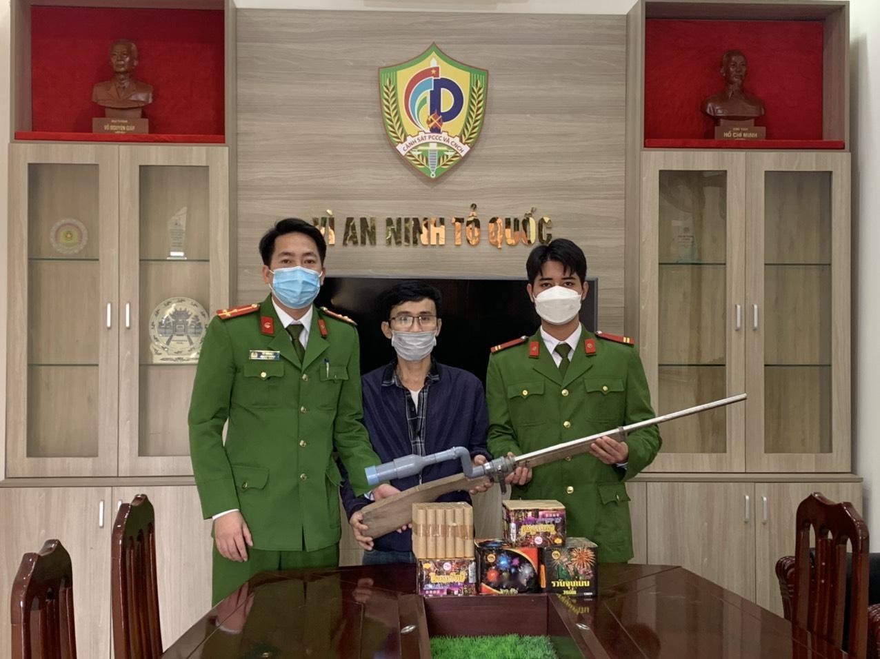 越南人主动上交酒精枪和烟花爆竹