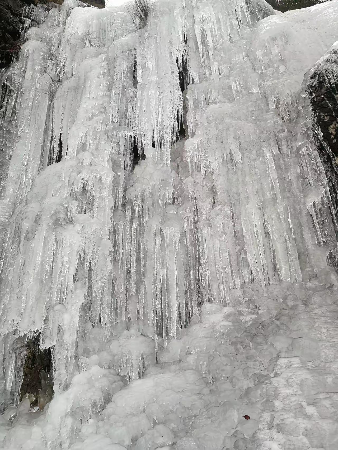 听到一则关于量化梁文峰的信息，说什么这几天（清明假期）他老家突然出现很多游客，有