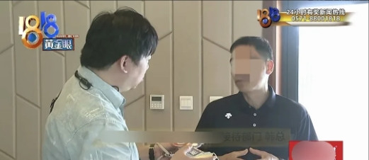 浙江湖州，男子带儿子在造浪池玩耍，突然一个浪打来，他感觉脖子上93克金项链被人拽