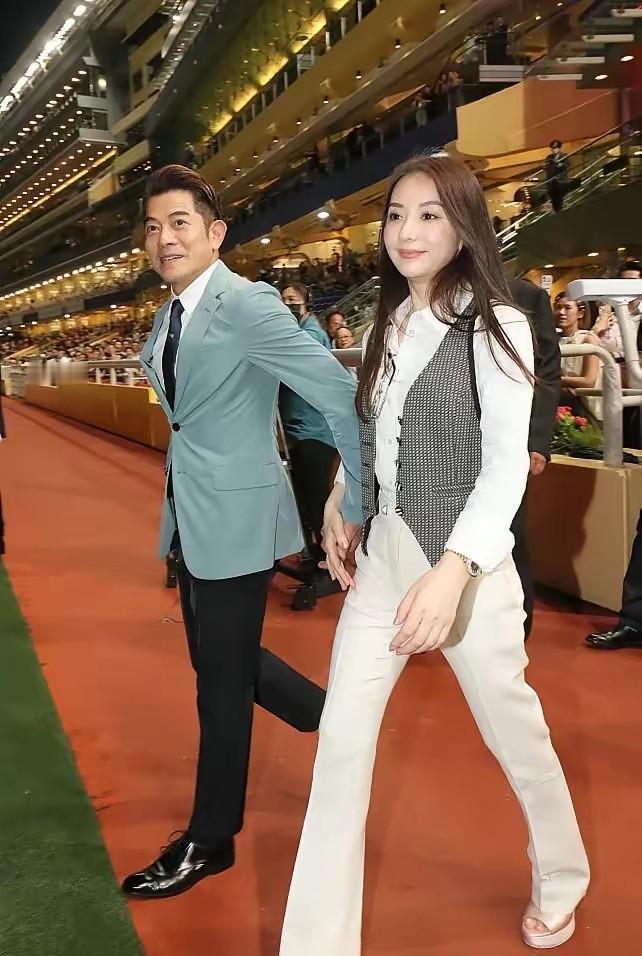 直到看见58岁的郭富城牵着36岁的方媛，我才恍然大悟，最好的婚姻，原来不是“看起