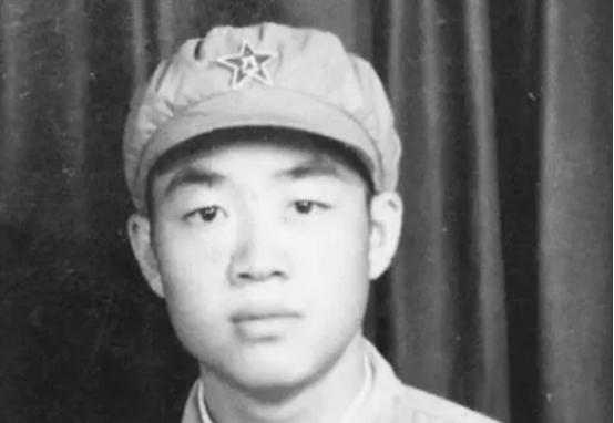 1951年，朝鲜战场，一新兵正擦大炮，突然瞅见美军阵地有顶奇怪的帐篷，他咬牙跺脚