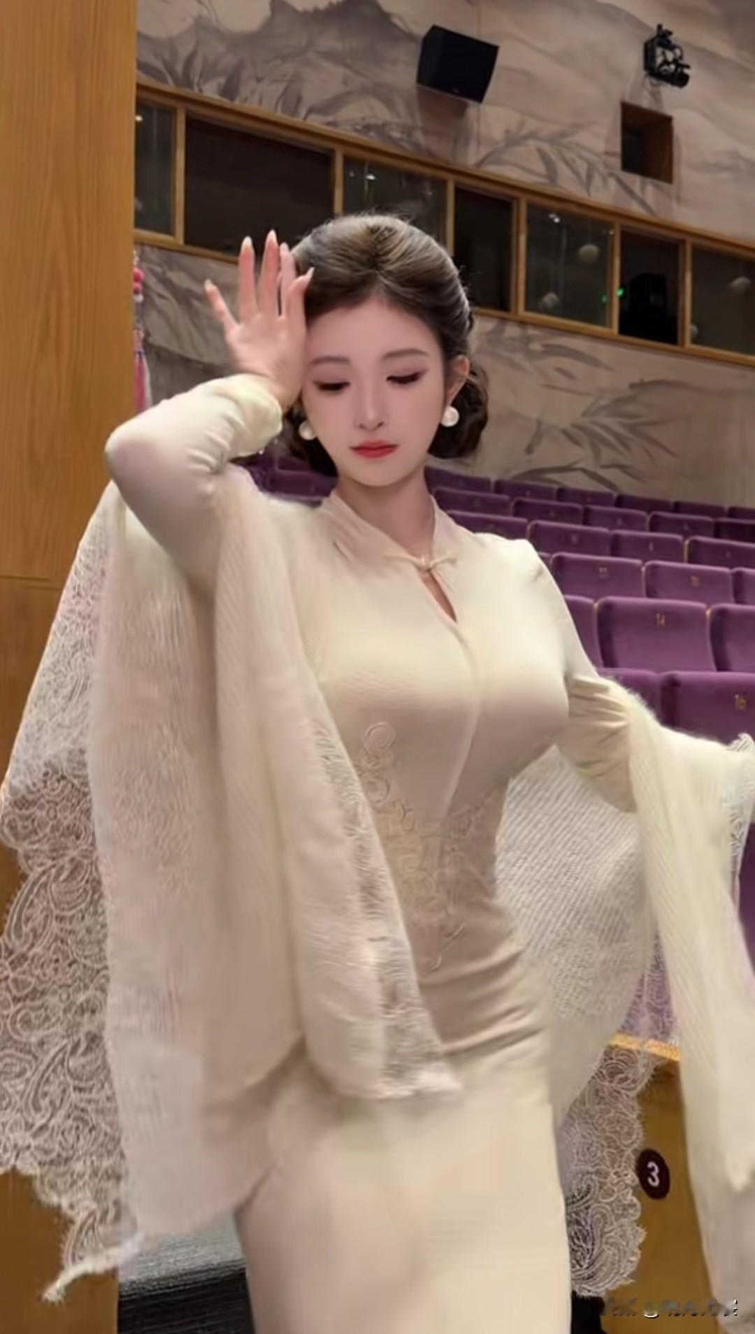 玉人轻纱舞，月影入画来。