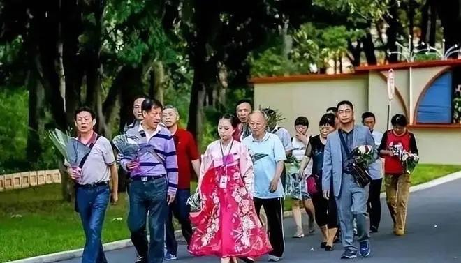 中国游客到朝鲜游玩，朝鲜人疑问：为什么中国人是这样的？踏上朝鲜的土地，很多中