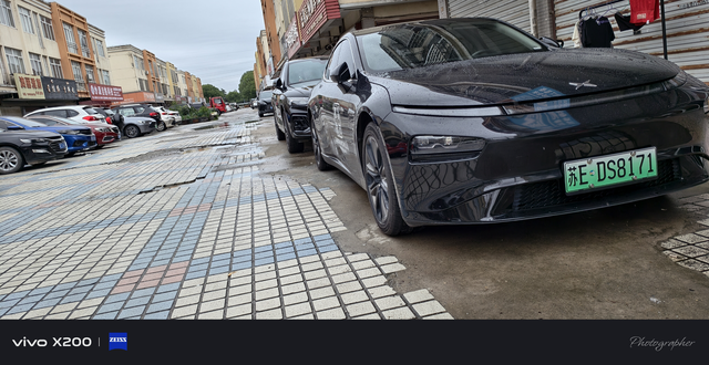 新势力小鹏日常一周充一次电30元，两年一副轮胎1200元，两个电车一年5万公里