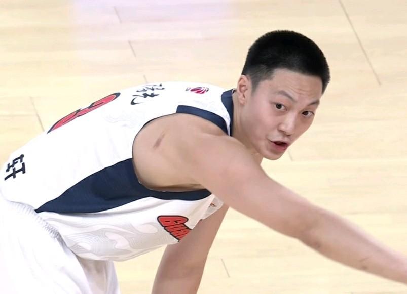 胡明轩3分！杜峰是真执着啊，就是对胡明轩抱有希望，痴迷胡明轩和徐杰两个双能卫