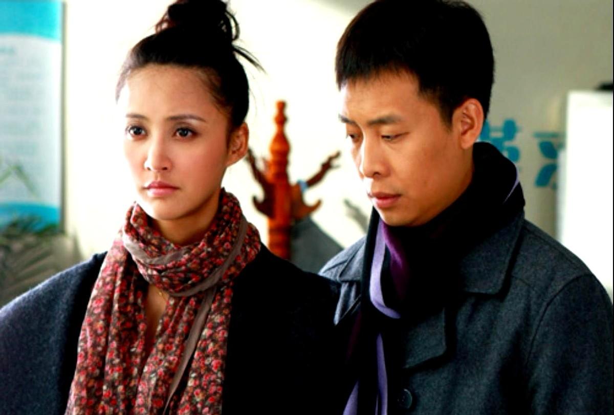 刷到“王佳佳演技”这条热搜时我愣了三秒——弹幕一边夸她“笑得像隔壁大姐”，一边对