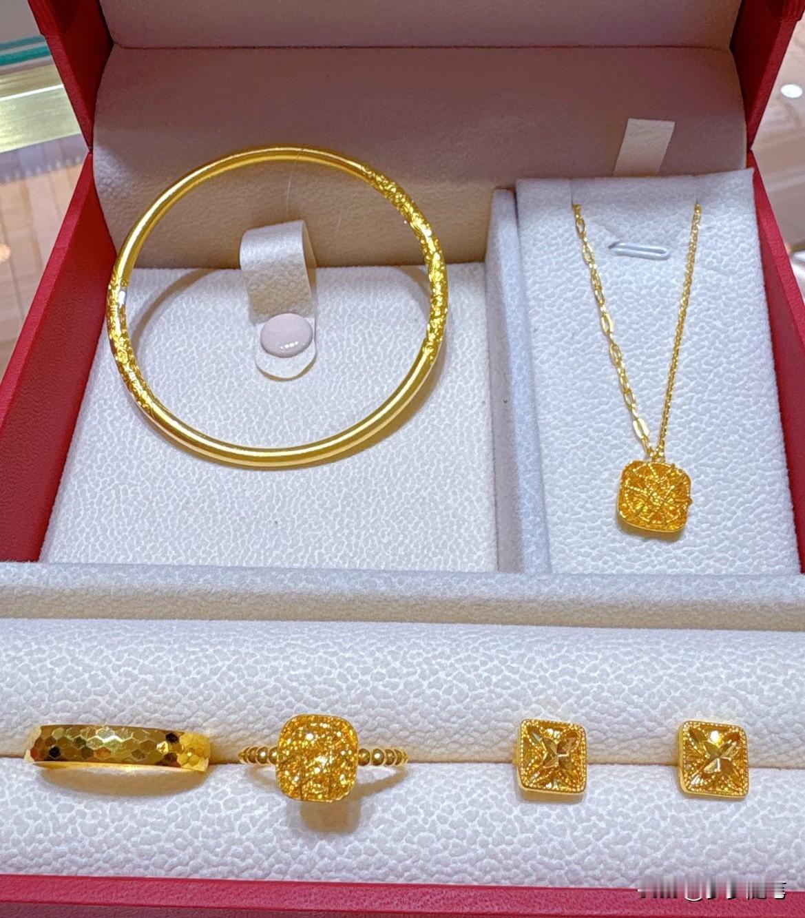 老婆把结婚时的三金给卖了，赚了六万多，高高兴兴地跟我报喜。我听完，一口气差点没
